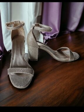 DREAM PAIRS ( 7 )CHUNK GOLD GLITTER BLOCK HEEL